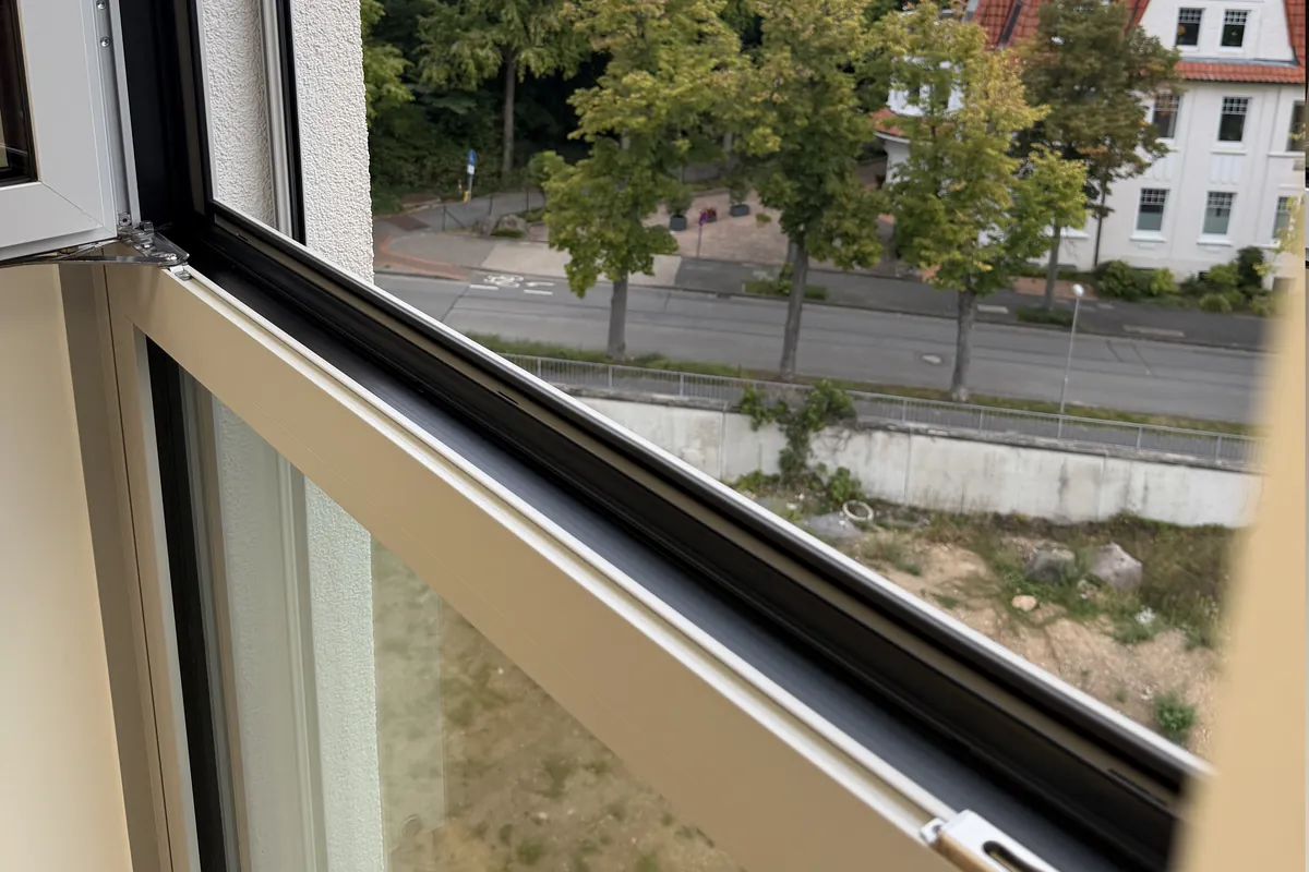 Gereinigter Fensterfalz nach der Glas- und Rahmenreinigung