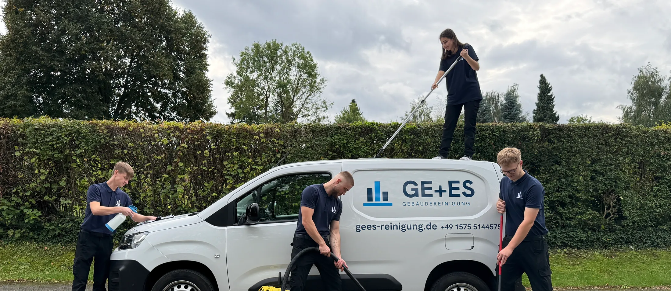 Das GE+ES-Team reinigt den Firmenwagen