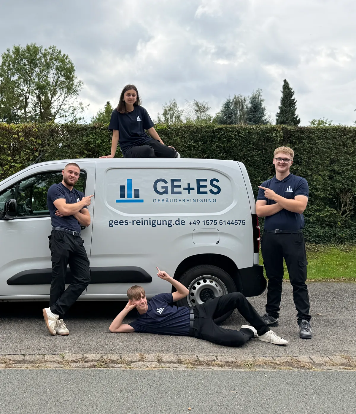 Das GE+ES-Team am Firmenwagen in Herford